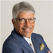 Profesional con mas de 35 años de experiencia, estudie en un colegio americano, hasta graduarme de bachiller, luego me gradue en la universidad de bridgeport en connecticut, Estados Unidos. Por lo que mi ingles es practicamente nativo